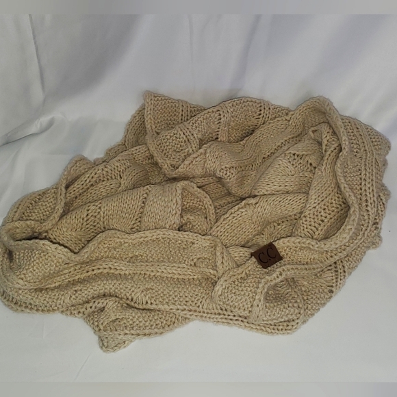𝅺C.C. Exclusives GirlyGirl Cable Knit Infinity Scarf in oatmeal color. - Picture 1 of 7